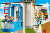 PLAYMOBIL City Life Große Schule mit Zwei Klassenzimmern, Sekretariat, Treppe, integrierten Schließfächern, Aufzug und Toiletten sowie digitaler Uhr mit Weckerfunktion, für Kinder ab 5 Jahren