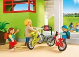 PLAYMOBIL City Life Große Schule mit Zwei Klassenzimmern, Sekretariat, Treppe, integrierten Schließfächern, Aufzug und Toiletten sowie digitaler Uhr mit Weckerfunktion, für Kinder ab 5 Jahren