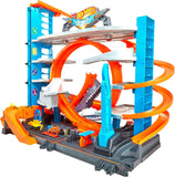 Hot Wheels - City Ultimate Parkgarage und Parkhaus für Kinder, Garage mit Hai für +90 Autos, mit Looping Tracks inkl. 2 Spielzeugautos, ca. 63 cm hoch, ab 5 Jahren, Mehrfarbig