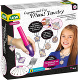 Lena 42655 Engraver's Jewelry Studio, Schmuckstudio, Gravurstudio für Kinder ab 9 Jahre, Set mit batteriebetriebenen Gravierer, Leim, 800 Strassjuwelen und 6 Metallanhänger mit Ketten, Silber