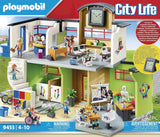 PLAYMOBIL City Life Große Schule mit Zwei Klassenzimmern, Sekretariat, Treppe, integrierten Schließfächern, Aufzug und Toiletten sowie digitaler Uhr mit Weckerfunktion, für Kinder ab 5 Jahren